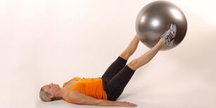 Sostener la pelota de gimnasia entre las piernas levantadas desarrolla la presión inferior