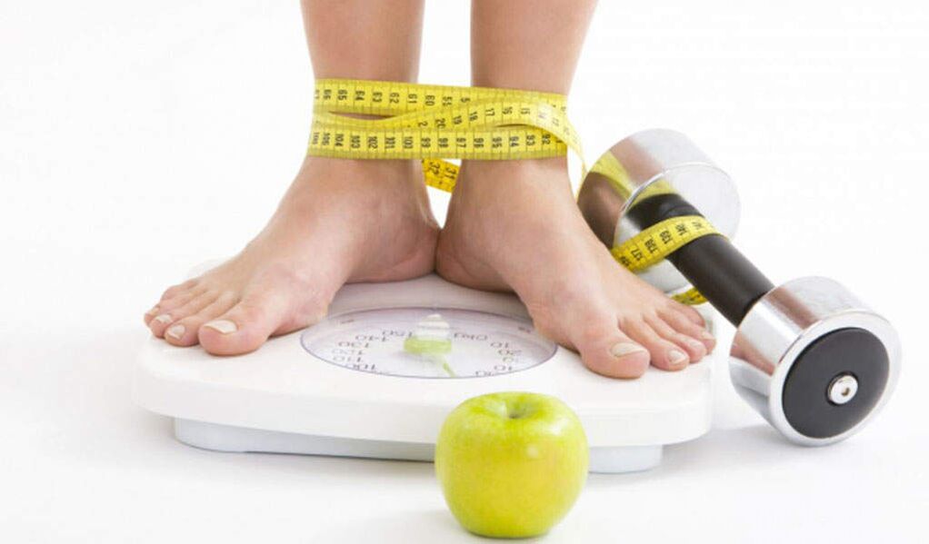 piernas en la balanza y métodos para perder peso
