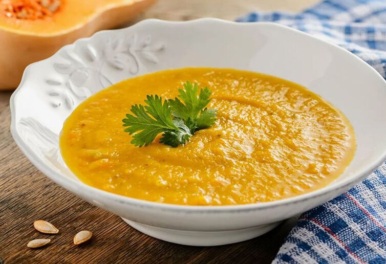 La sopa de poro de calabaza es un primer plato fácil y saludable para la gota. 