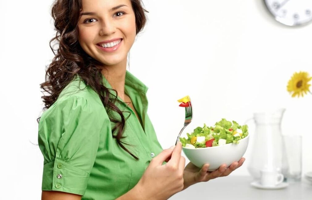niña comiendo ensalada de verduras con una dieta de 6 pétalos