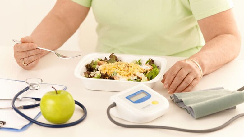 Una mujer con diabetes sigue las recomendaciones del médico sobre nutrición dietética. 