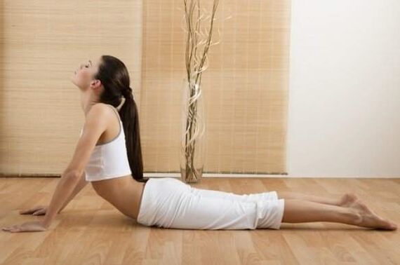 postura de yoga cobra para bajar de peso
