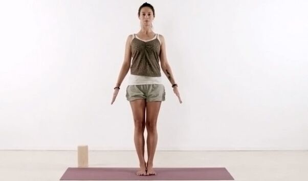 postura de yoga tadasana para bajar de peso