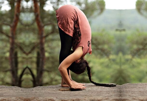 postura de yoga uttanasana para bajar de peso