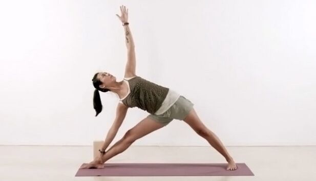 postura del triangulo de yoga para bajar de peso