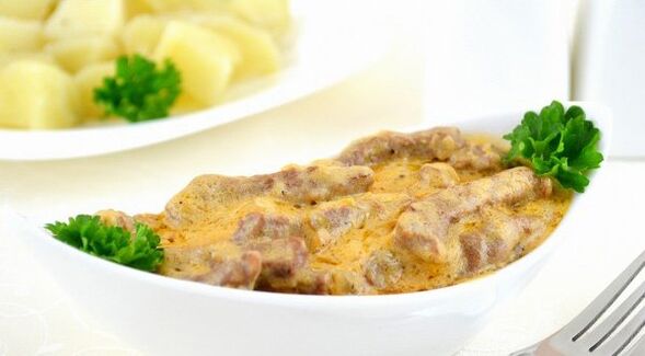 Carne de res con champiñones en salsa cremosa un plato abundante durante la fase de consolidación de la dieta Dukan