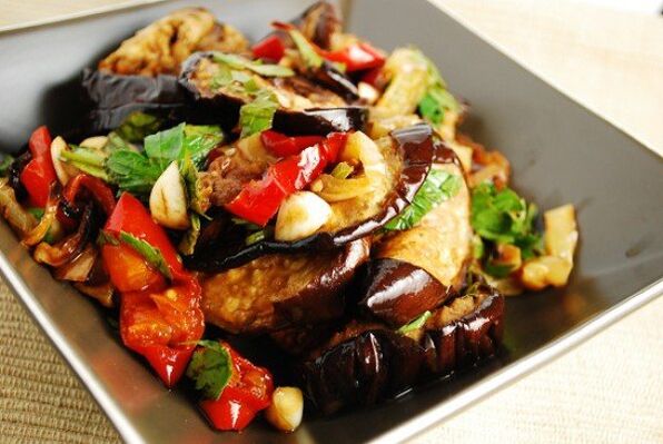 La ensalada de vitaminas Monomakh es adecuada como guarnición para platos de carne en la dieta Dukan. 